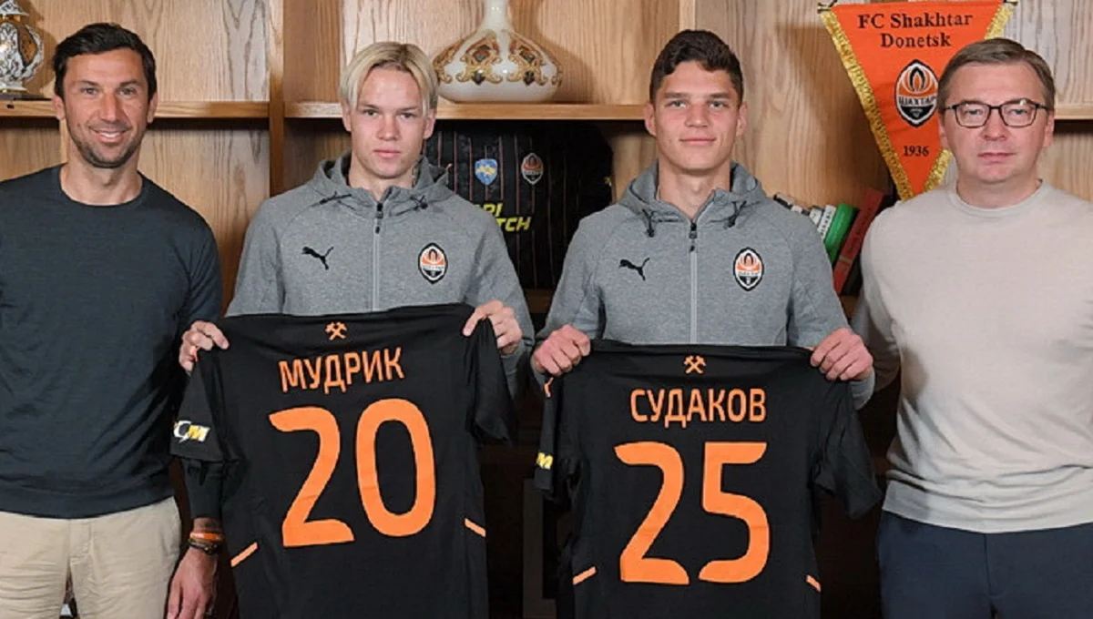 Михайло Мудрик (другий ліворуч) / ФК Шахтар