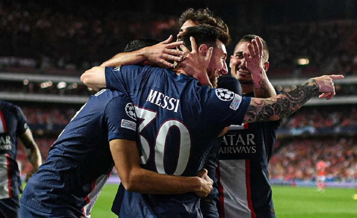 Месси празднует с партнерами гол