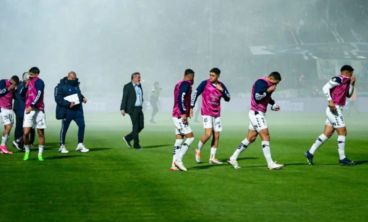 Гравці Хімнасії тікають від сльозогінного газу / Ole