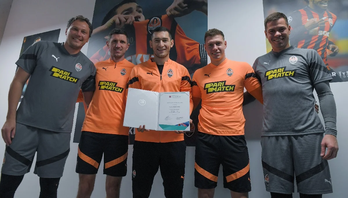 Тарас Степаненко (в центре) с одноклубниками / ФК Шахтер