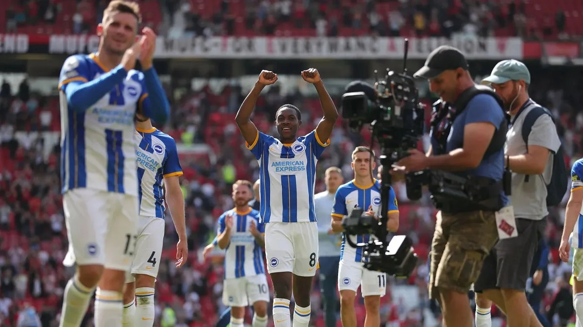 Енок Мвепу (в центрі) / Сайт Брайтона