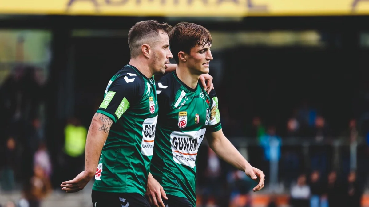 Курьезный автогол с чужой половины поля в Австрии / Getty Images