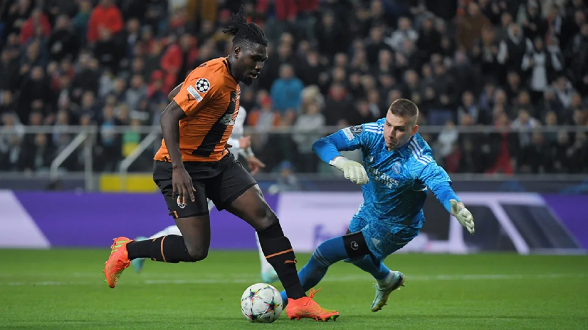 Андрей Лунин (справа) / ФК Шахтер