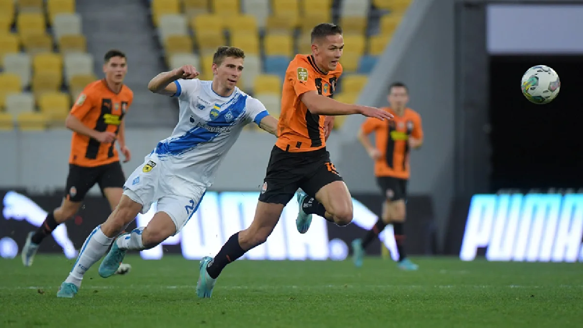 Ілля Забарний наздоганяє Данила Сікана / ФК Шахтар