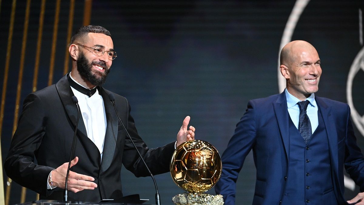 Зидан вручил Бензема "Золотой мяч" / Twitter Ballon d'Or