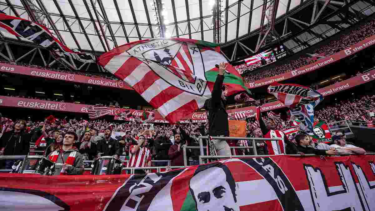 Фанатів Атлетіка вигнали зі стадіону за прапори так званої "ДНР" та СРСР