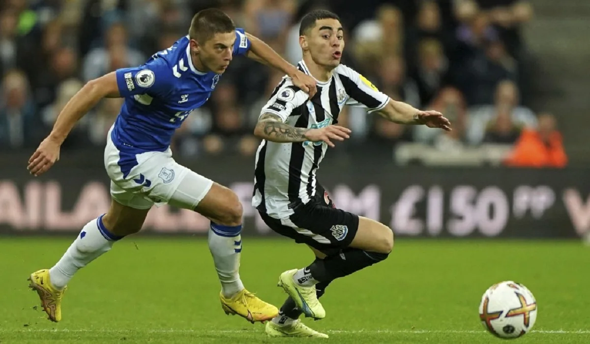 Миколенко не сдержал Альмирона / Getty Images