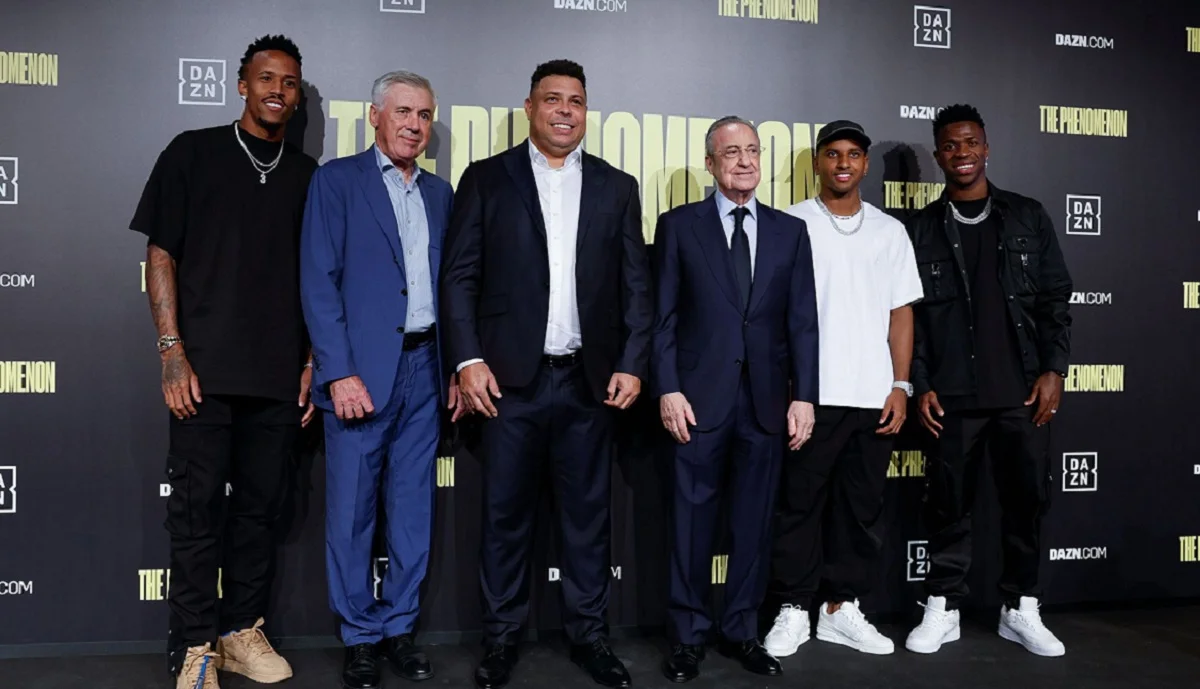 Роналдо с представителями Реала / Реал Мадрид