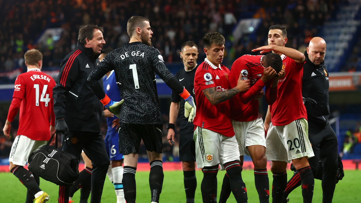 Звезда Манчестер Юнайтед праздновал спасительный гол с фанатом и написал ему после игры – вирусные кадры