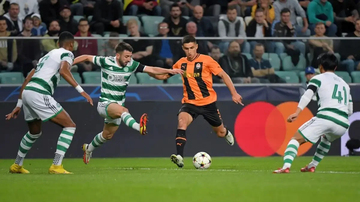 Грег Тейлор пытается помешать Марьяну Шведу / ФК Шахтер