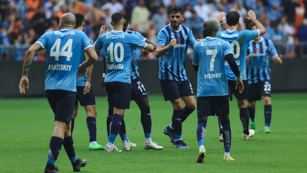 Ракицкий с игроками Адана Демирспора / фото: ФК Адана Демирспор