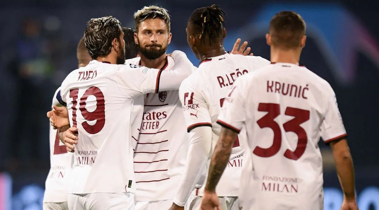 Игроки Милана празднуют третий забитый мяч / AFP