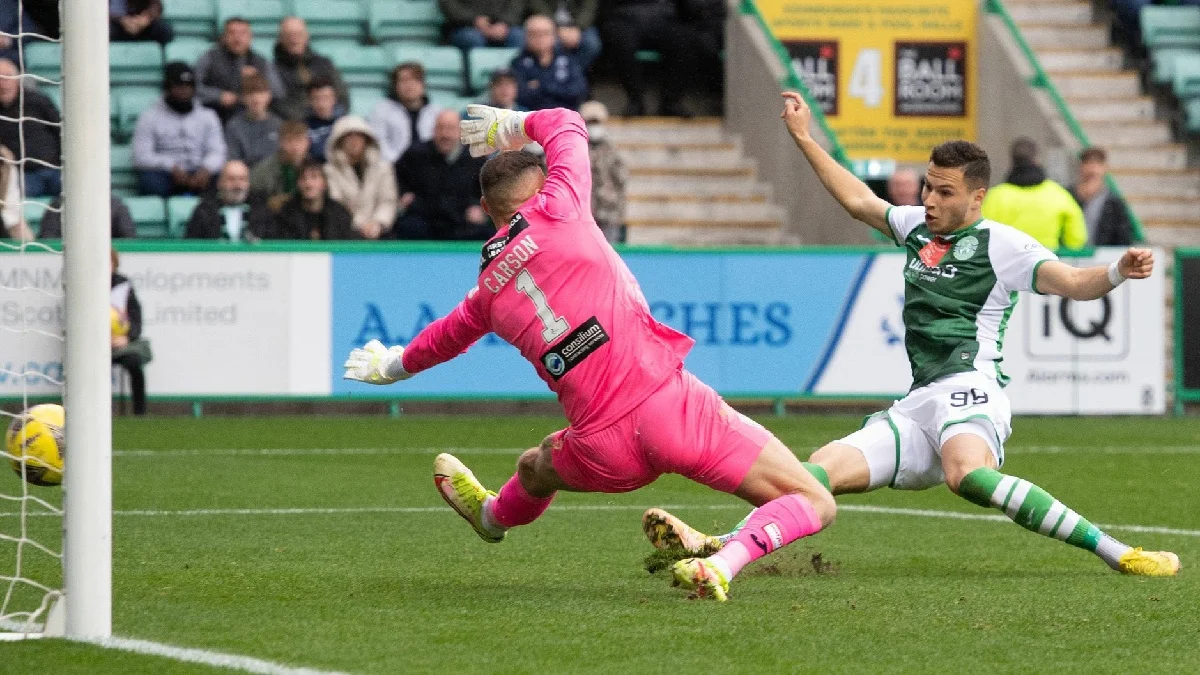 Николай Кухаревич забивает в ворота Сент-Миррена / ФК Хиберниан
