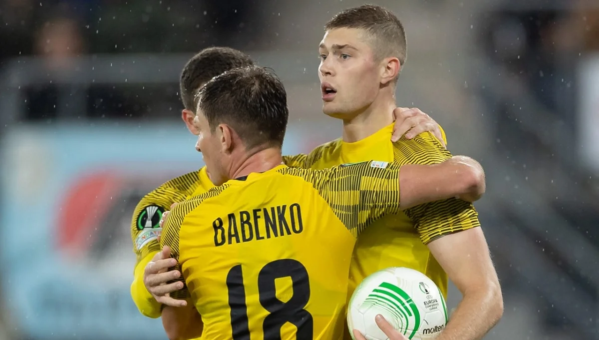 Артем Довбик (з м'ячем) / СК Дніпро-1