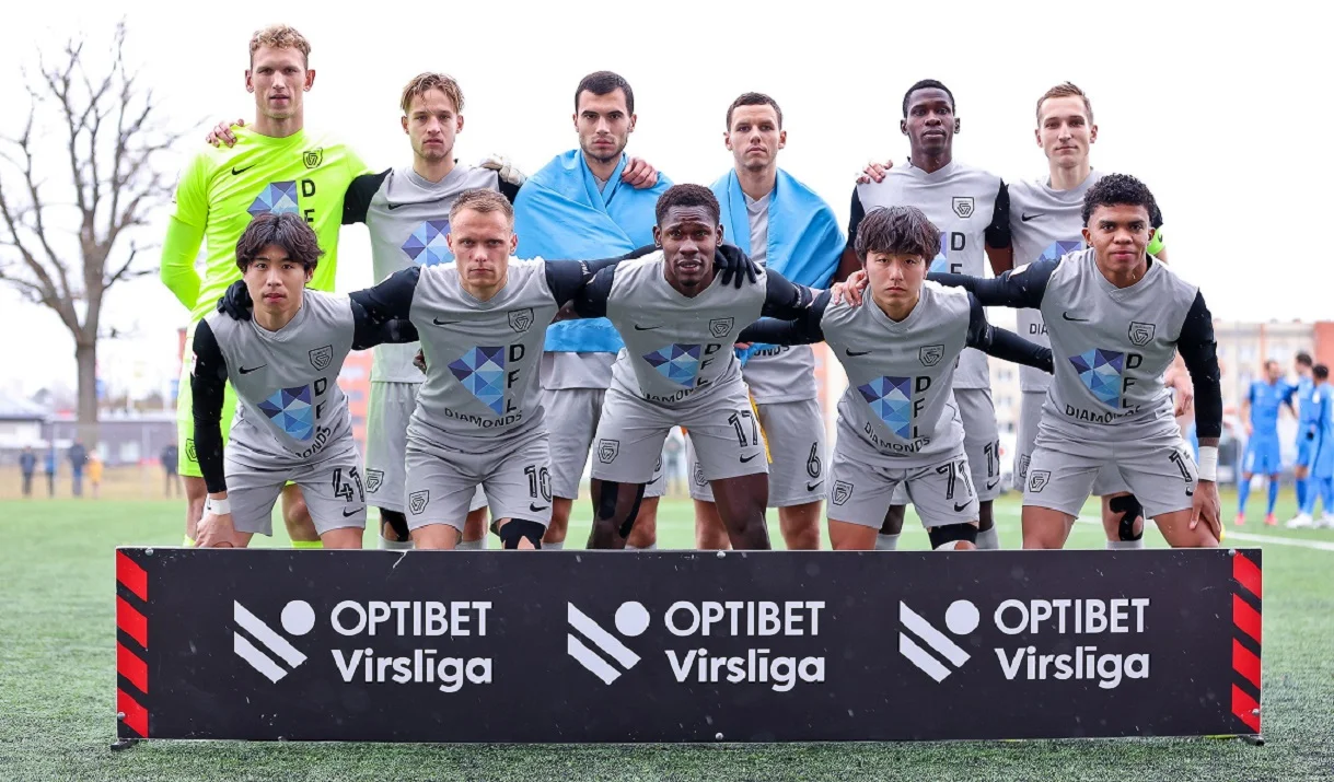 Якуба і Желізко загорнуті у синьо-жовті прапори / Сайт Вальмієри