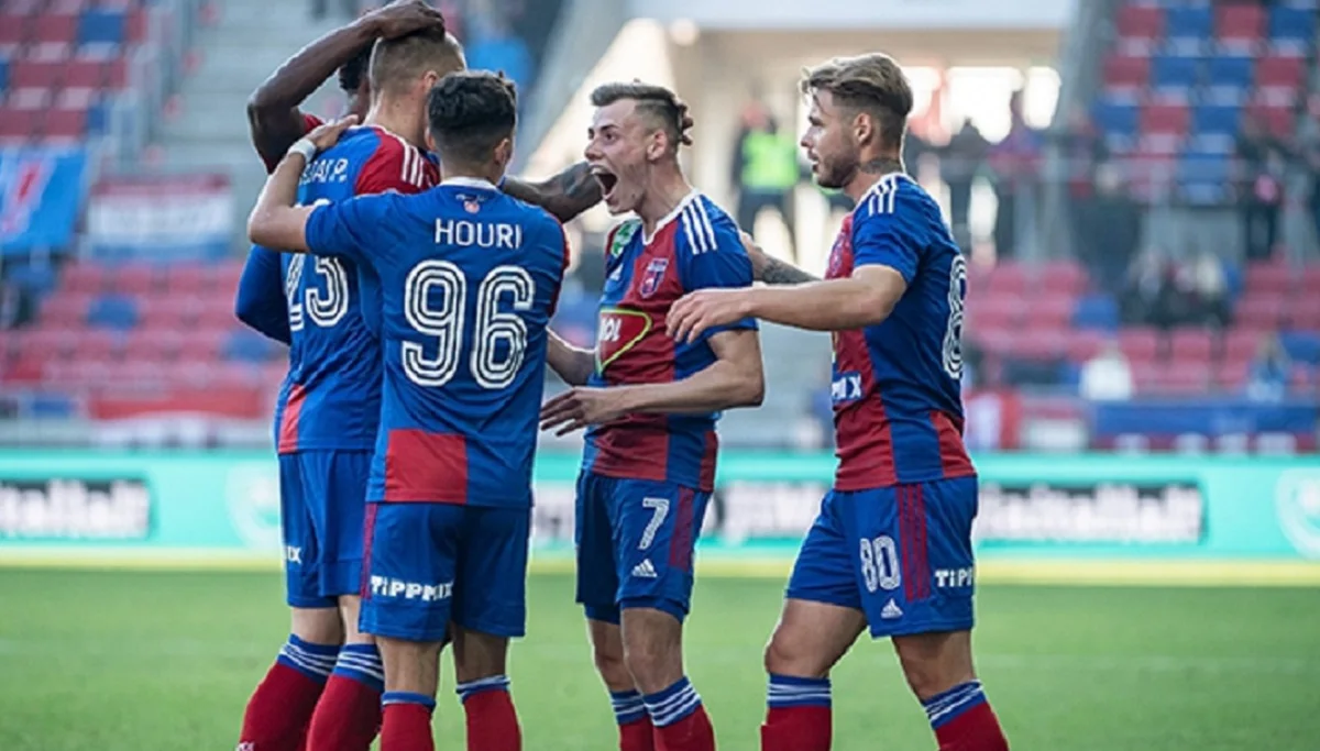 Богдан Лєднєв (крайній праворуч) / Фехервар