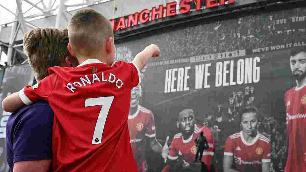 Манчестер Юнайтед пояснив, чому прибрав постер Роналду з Олд Траффорд – клуб запевняє, що скандальне інтерв'ю ні до чого