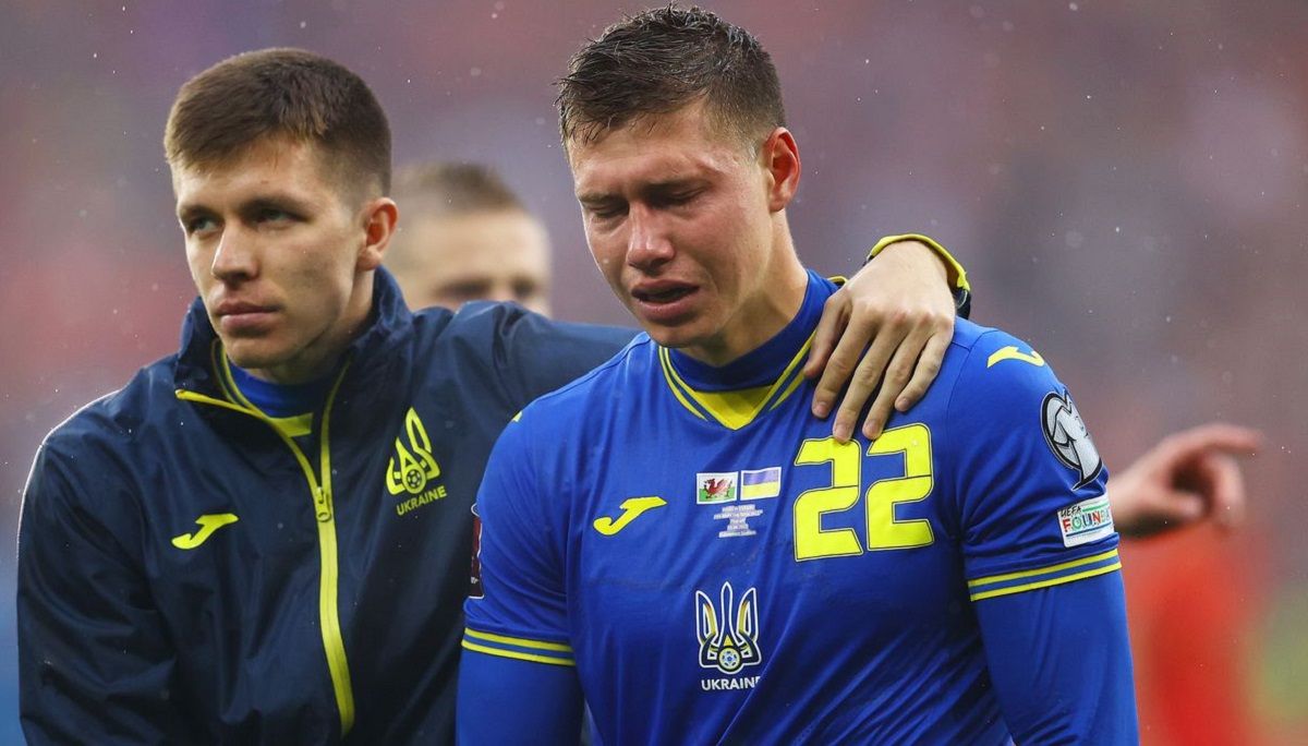 Олександр Піхальонок втішає Миколу Матвієнка – Україна заслуговувала на ЧС-2022 не менше за Уельс