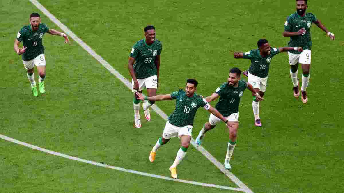 Игроки Саудовской Аравии отметили победу над Аргентиной совместной фотографией с легендой Ювентуса