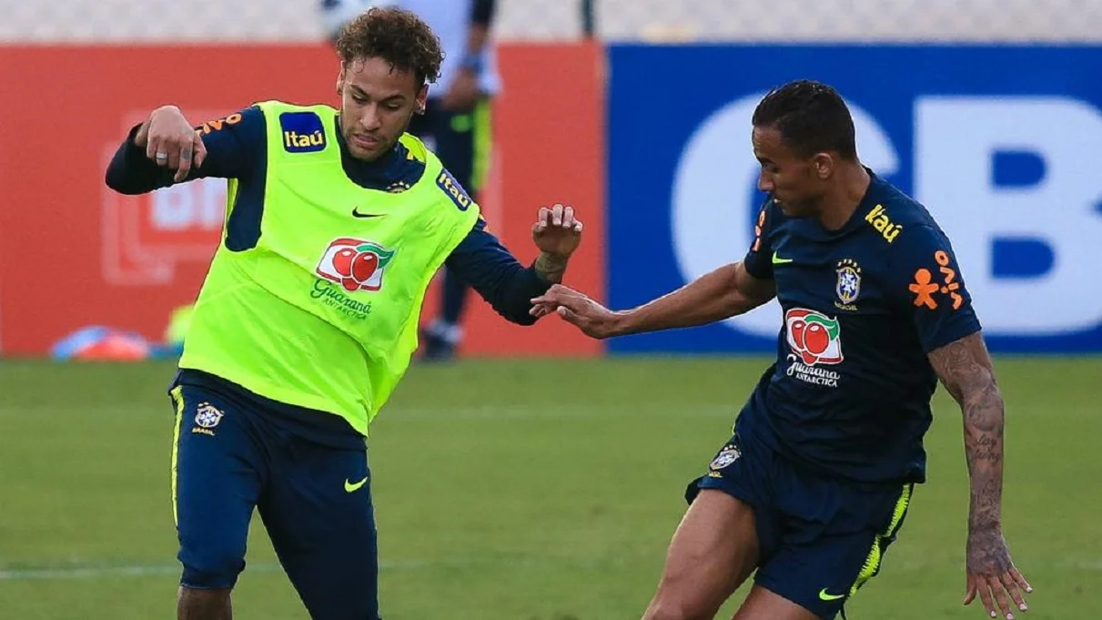 Неймар и Данило / Reuters