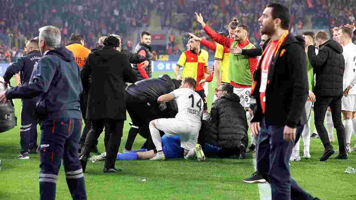 Фанат прорвался на поле и избил футболиста угловым флажком – дикое видео с чемпионата Турции