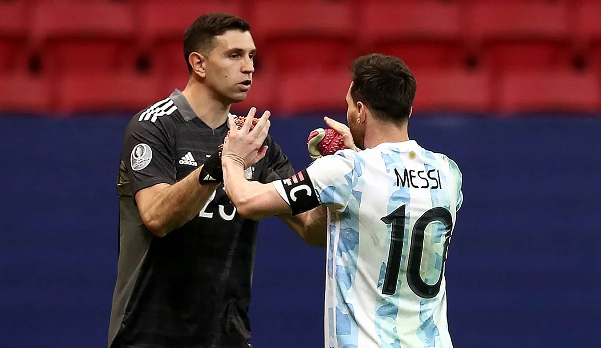 Лионель Месси пытается поддержать Эмилиано Мартинеса / Фото из открытых источников