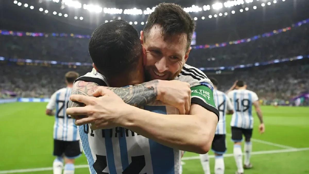 Ді Марія в обіймах Мессі / Getty Images