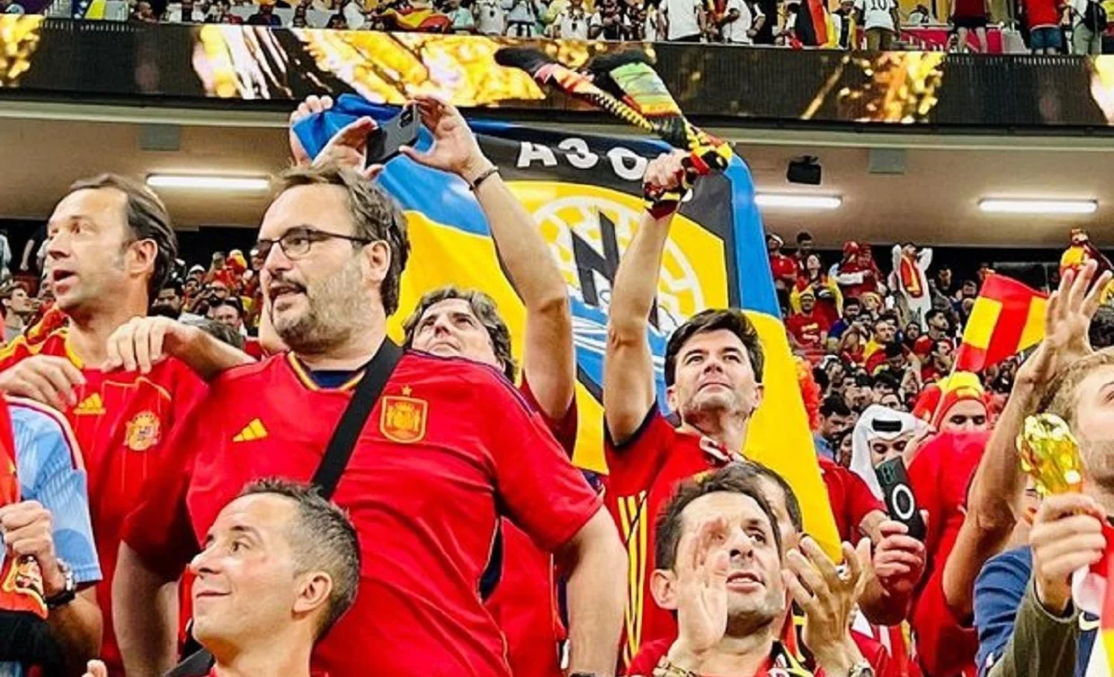 Іспанці з правильним прапором / Фото із соцмереж