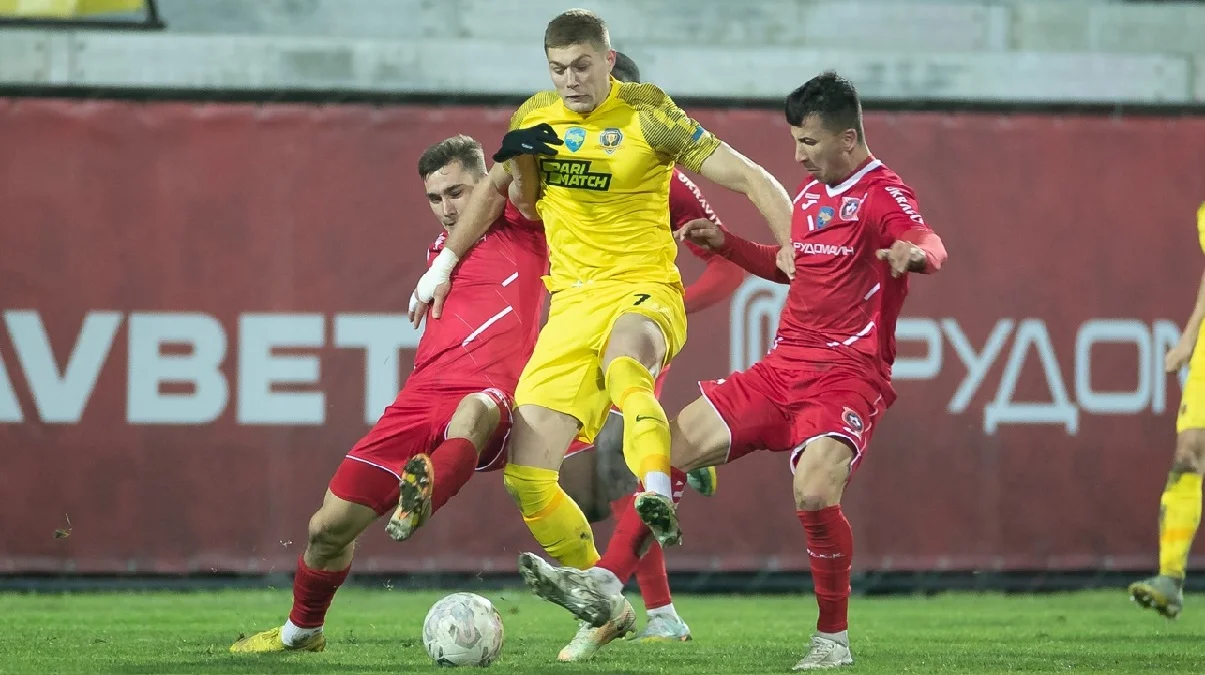 Артем Довбик (в центрі) / СК Дніпро-1
