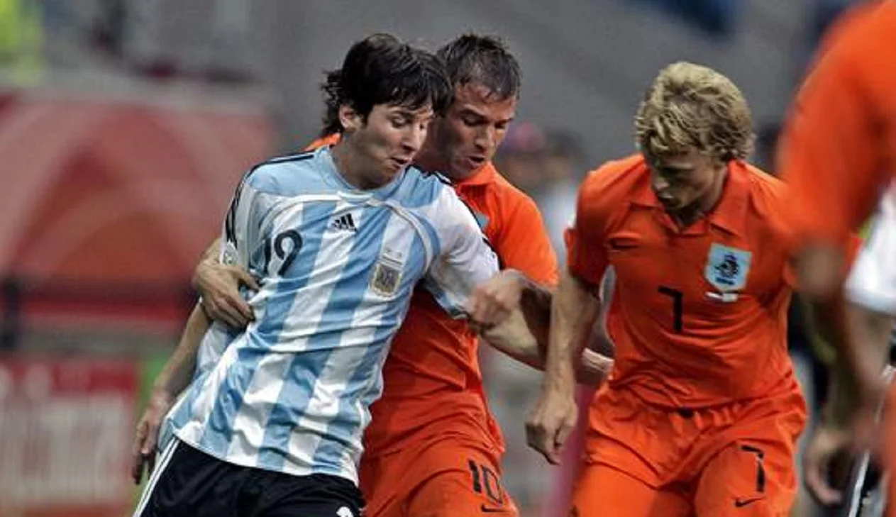 Ван дер Ваарт против Месси / AFP