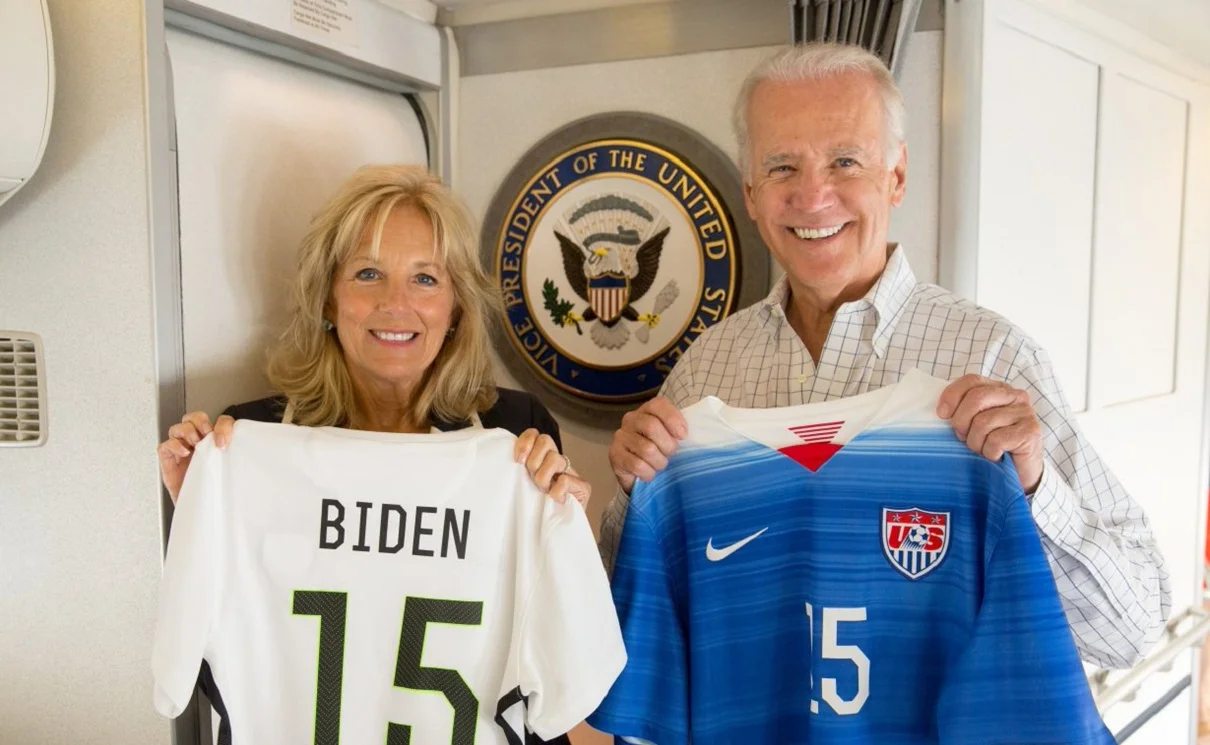 Байден с женой поддерживают сборную США / Фото из соцсетей