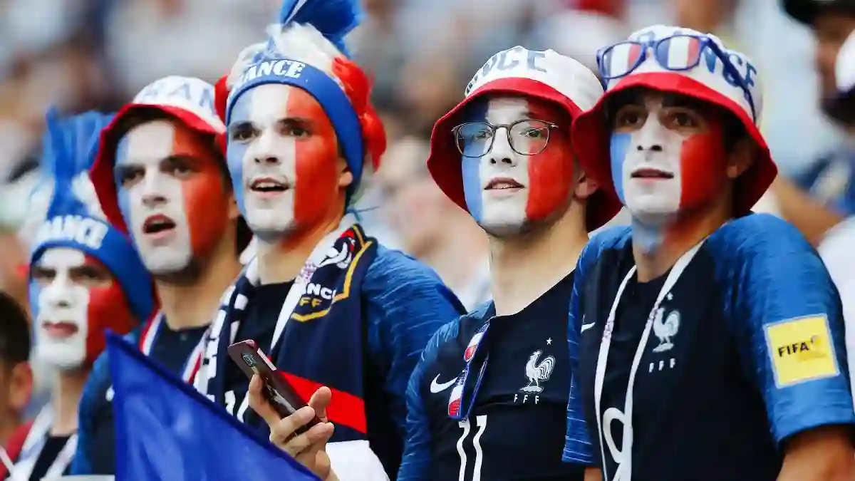 Фанати збірної Франції прибрали сміття на трибунах після перемоги над Польщею – традицію започаткували японці