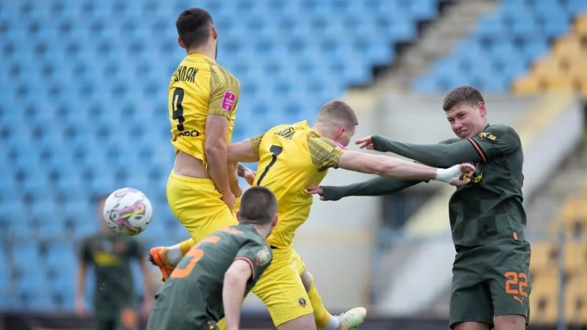 Артём Довбик в поединке против Шахтера / фото: СК Днепр-1