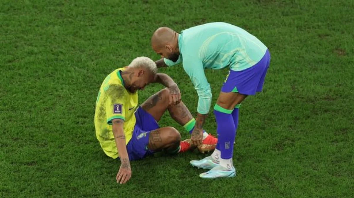 Неймар и Дани Алвес / Getty Images