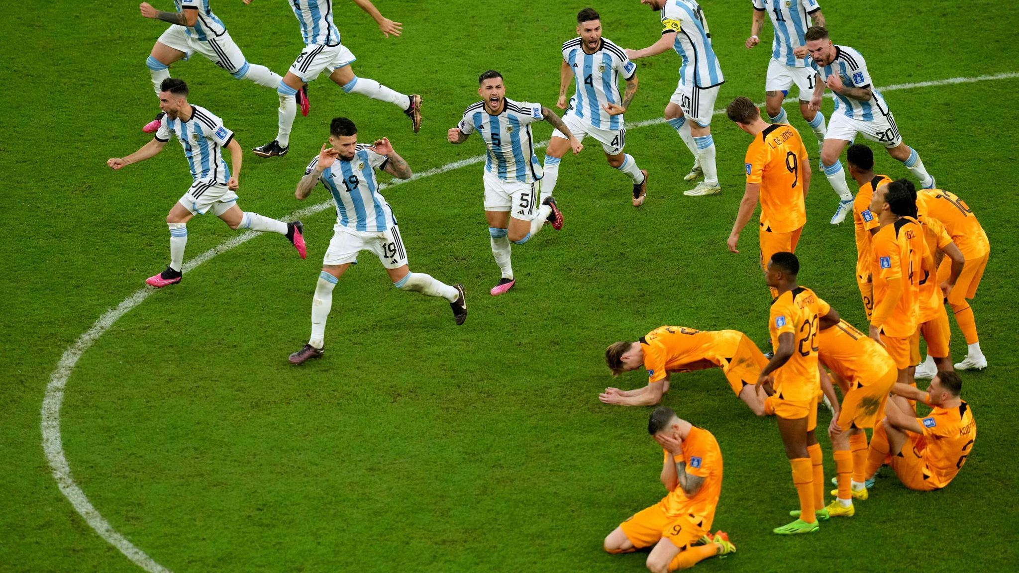 Противостояние Нидерландов и Аргентины / Getty Images