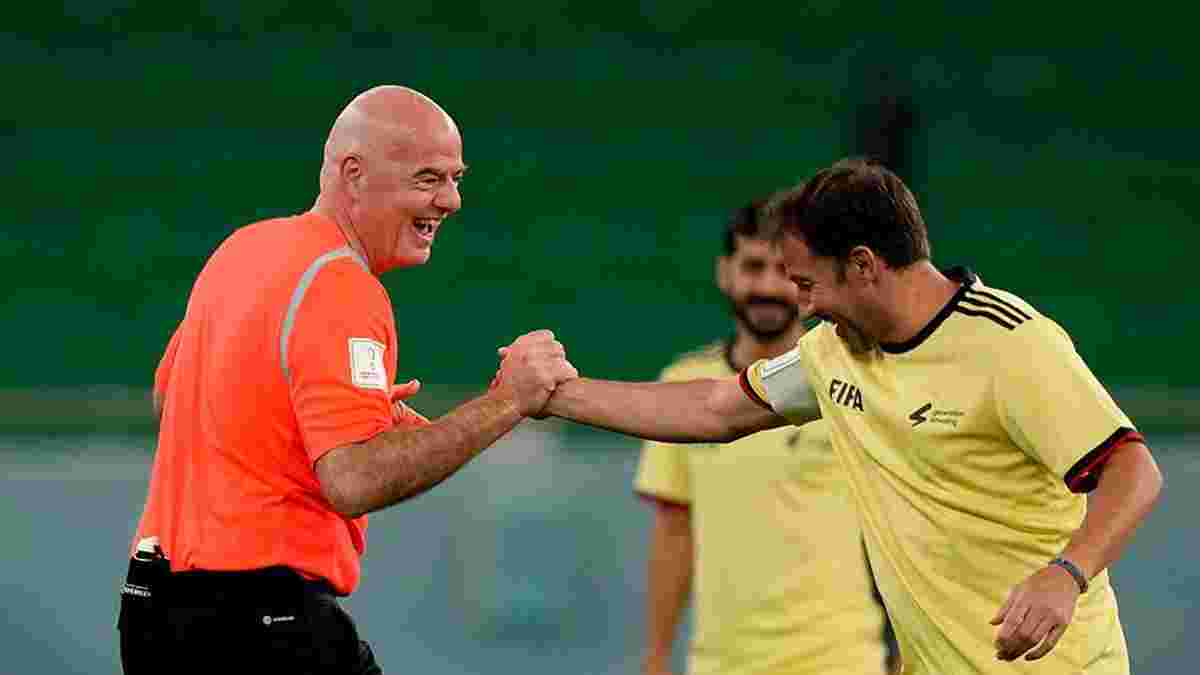 Президент ФИФА показал Дель Пьеро желтую карточку, примерив роль арбитра в уникальном матче