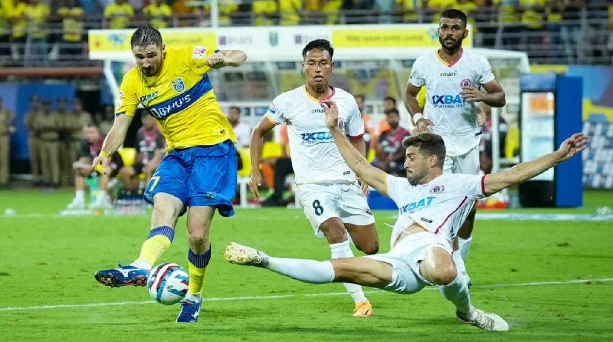 Иван Калюжный (слева) забивает в ворота Гоа / Фото из открытых источников