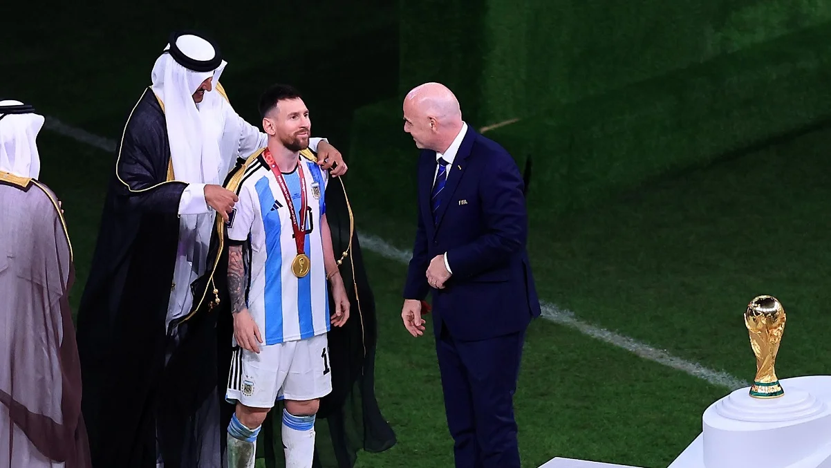 Мессі отримав спеціальний плащ у Катарі / фото із соцмереж