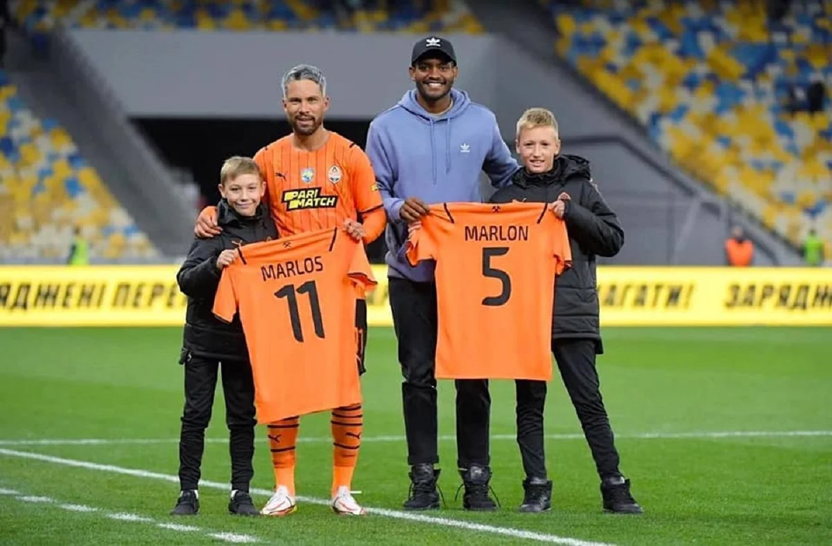 Артем Рибак (ліворуч) разом із Марлосом і Марлоном у Шахтарі