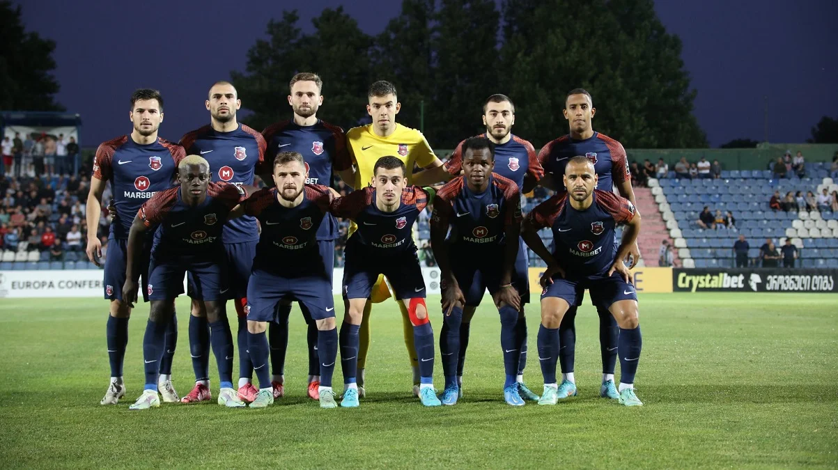 Каневцев (у жовтому) серед гравців Діли / Сайт клубу