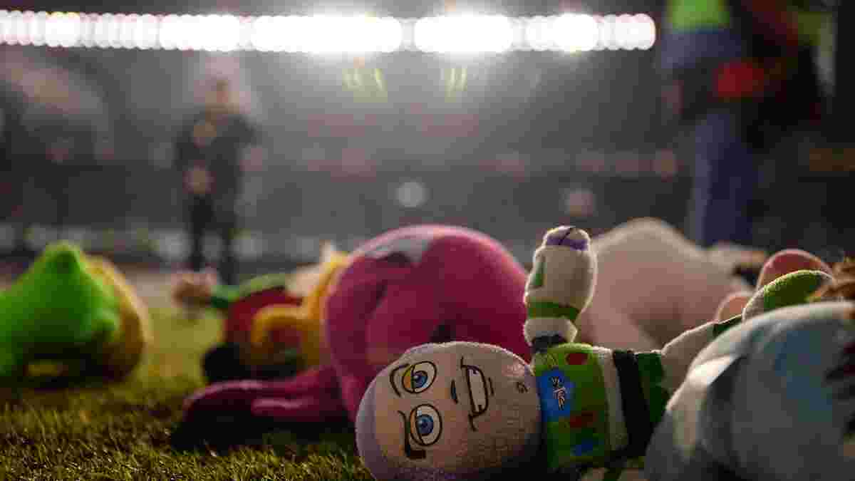 Бетіс продовжив свою розкішну різдвяну традицію – 14 тисяч іграшок полетіли на газон і чекають нових господарів