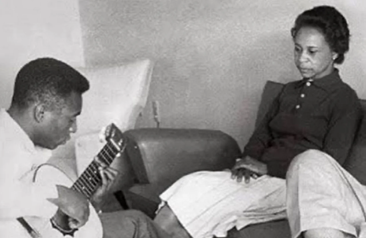 Пеле играет для мамы / Фото из семейного архива