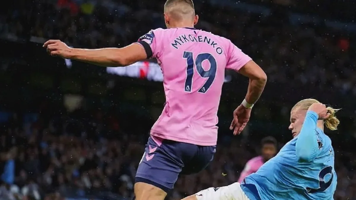 Миколенко и Холанд в матче Манчестер Сити – Эвертон / Getty Images