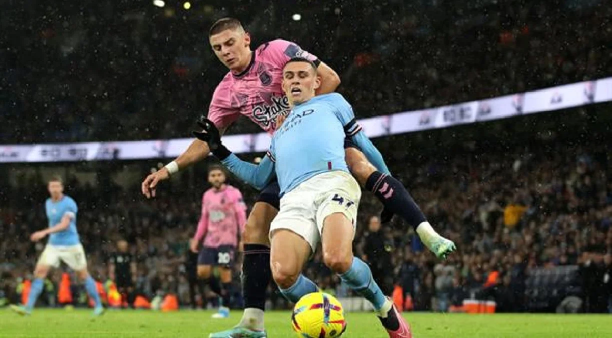 Віталій Миколенко у боротьбі з Філом Фоденом / Getty Images