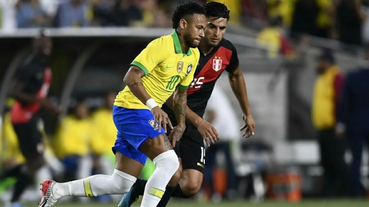 Карлос Самбрано проти Неймара у матчі Бразилія – Перу / Getty Images