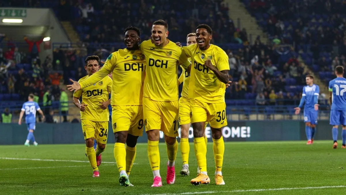 Брайан Риаскос (крайний слева) / Фото Металлиста