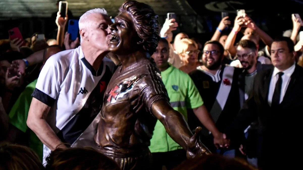 Роберто Динаміт поруч зі своїм пам'ятником