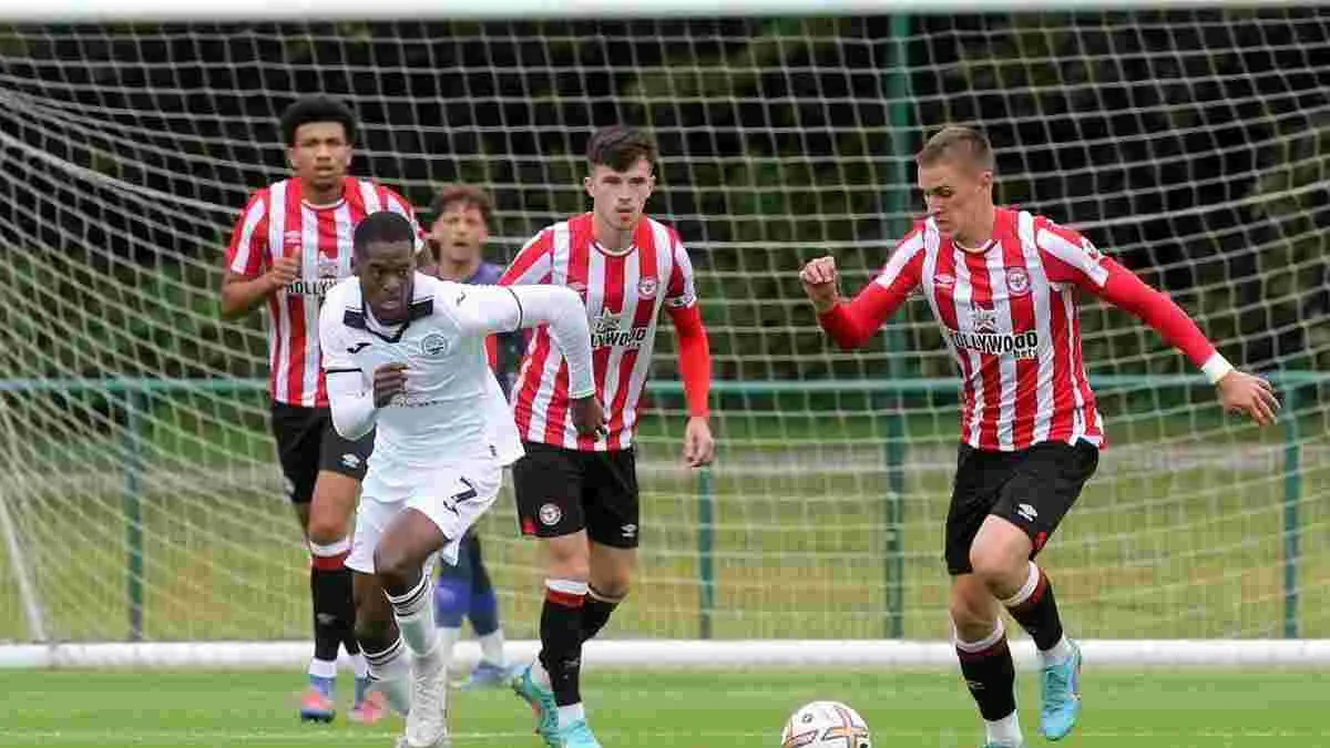 Егор Ярмолюк (справа) / фото: ФК Брентфорд