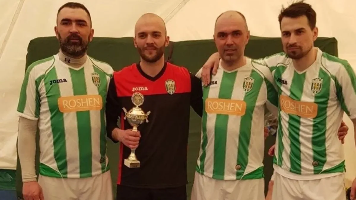 Павло Онисько (крайній ліворуч) на матчі між батальйонами ЗСУ / фото з відкритих джерел