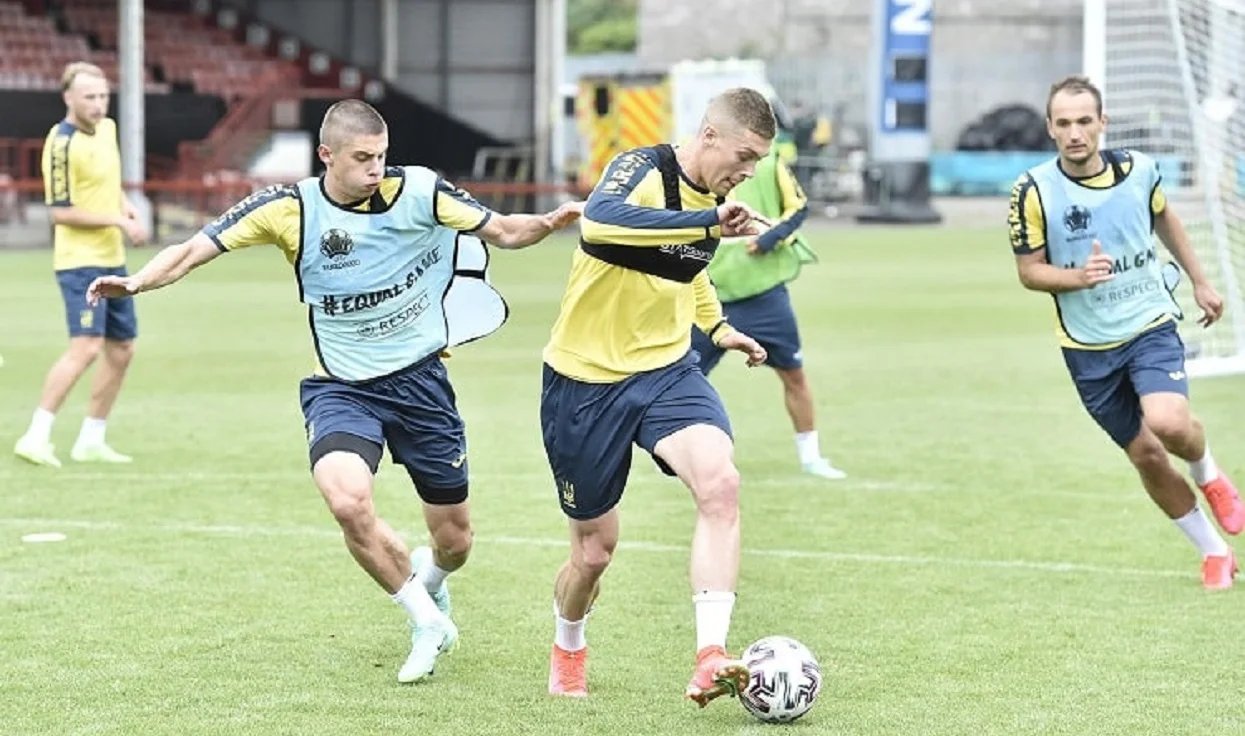 Миколенко проти Довбика на тренуванні збірної / Сайт УАФ